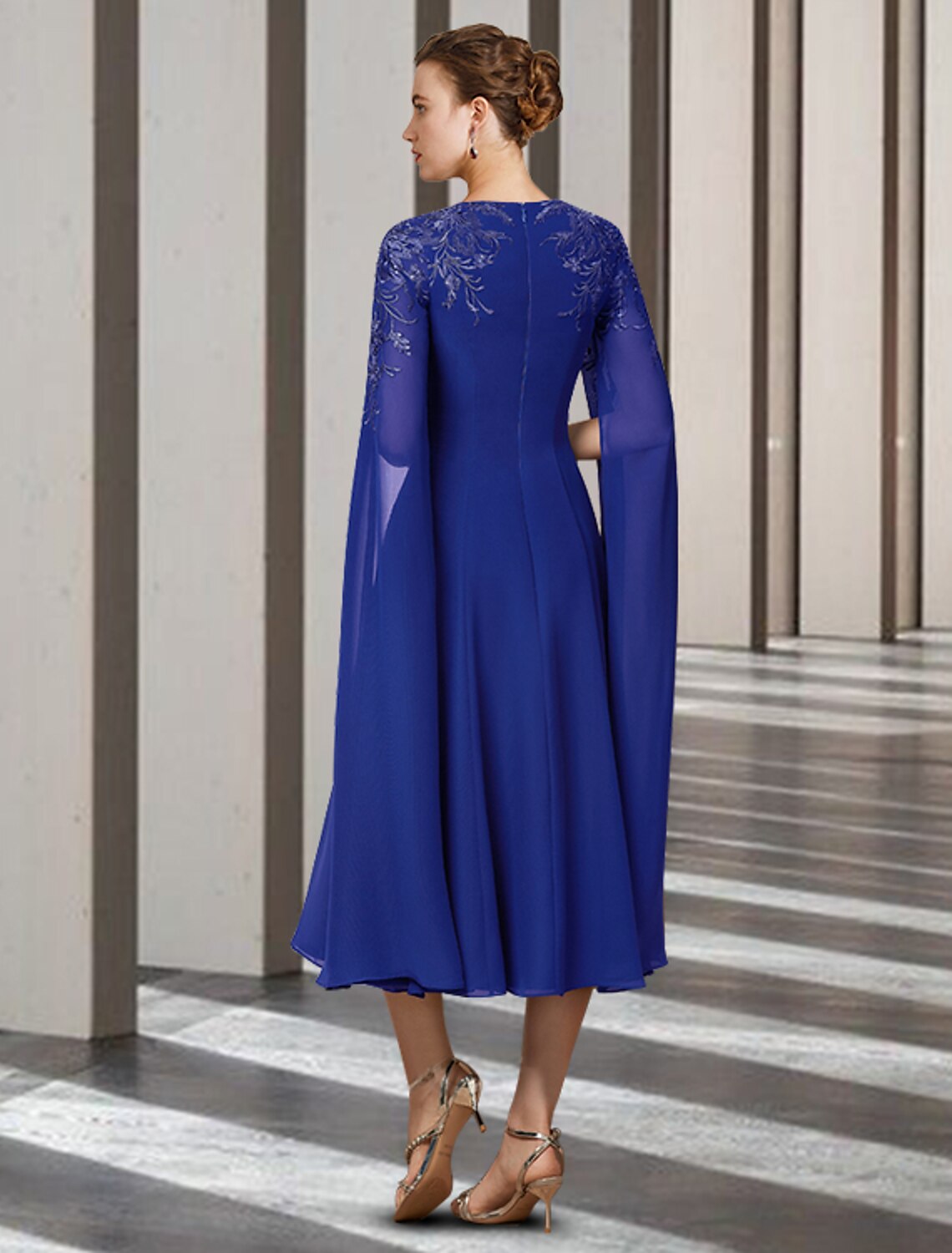 Abito da madre della sposa a trapezio, elegante, in chiffon, con scollo gioiello, lunghezza tè, senza maniche, con applicazioni